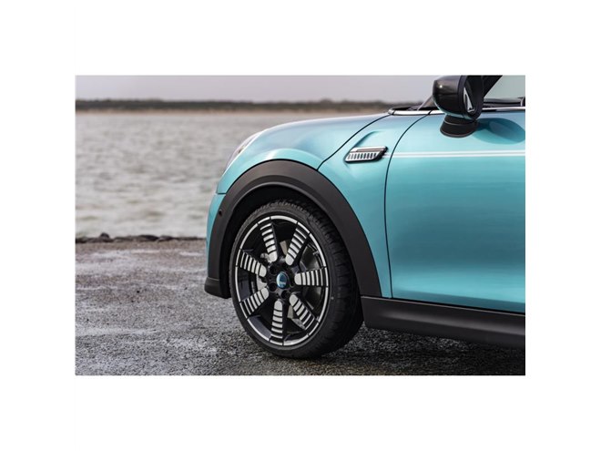 MINIコンバーチブル」の誕生30周年を記念する特別仕様車「シーサイド