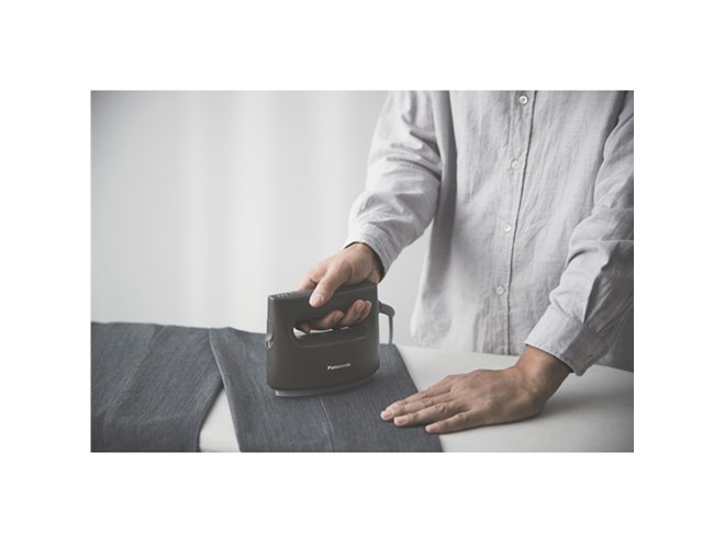 パナソニック、スチーム量が従来比約36％向上した衣類スチーマー「NI