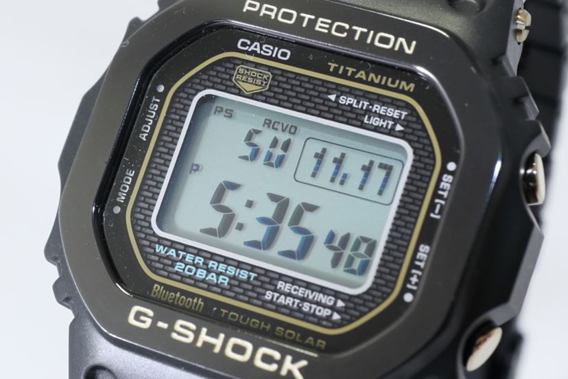 G-SHOCK」からフルチタンの「5000」が初登場！ レーザー彫りの迷彩柄が