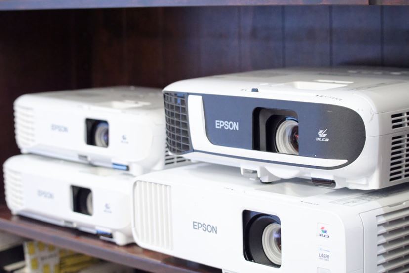 本当の高コスパプロジェクターを選ぶ！ 映画のための業務用機一斉