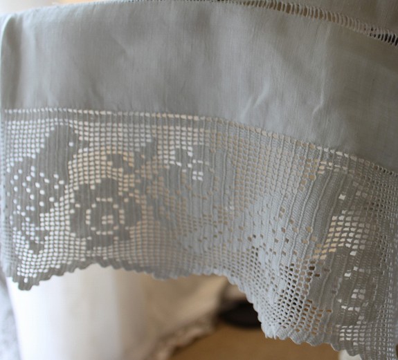 薔薇とロビンの絵柄の美しいクロッシェレース、英国アンティークリネン