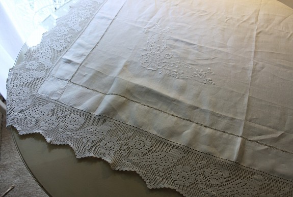 薔薇とロビンの絵柄の美しいクロッシェレース、英国アンティークリネン