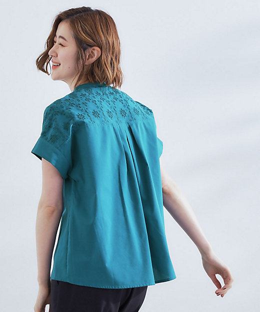 涼やかさと上品さを兼ね備えた レースシャツブラウス