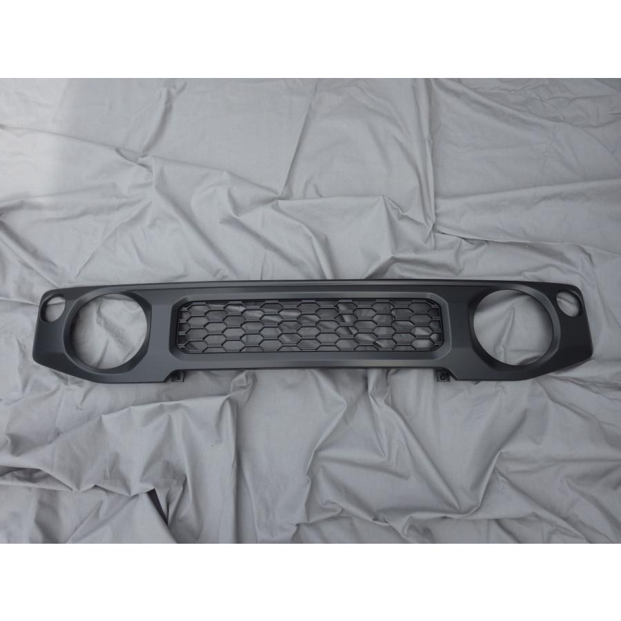 ジムニー JB64 JB74 フロントグリル（ブラック） 筆記体エンブレム