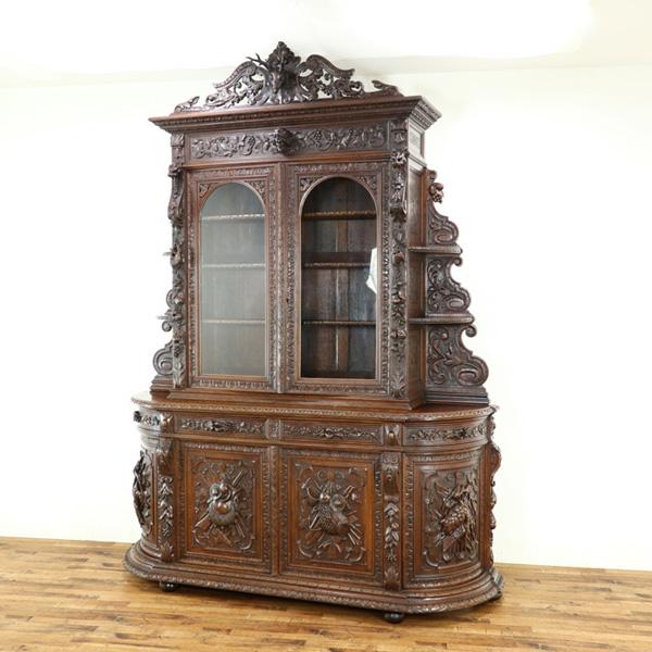 キャビネット 動物や植物の立体的で繊細な彫刻 ルネサンス様式の