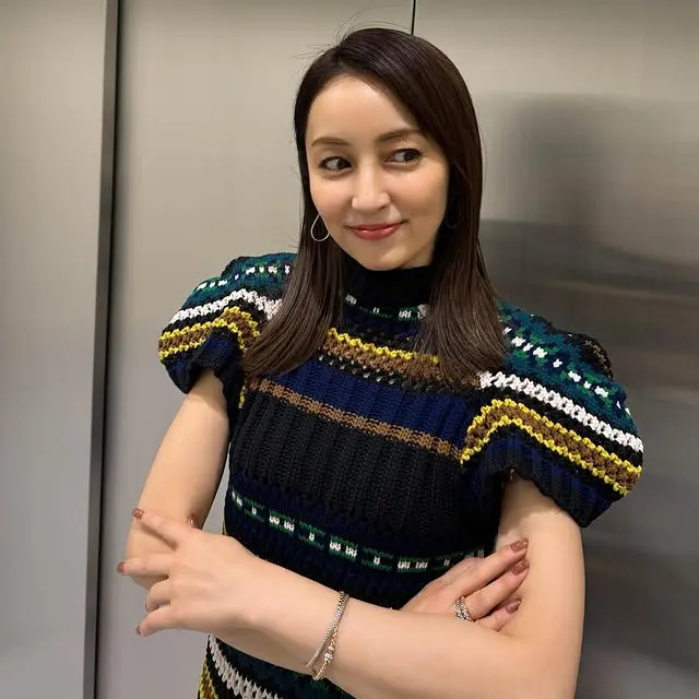 sacaiの服を着た矢田亜希子さんのコーデ 私服/衣装/購入先 - Woomy