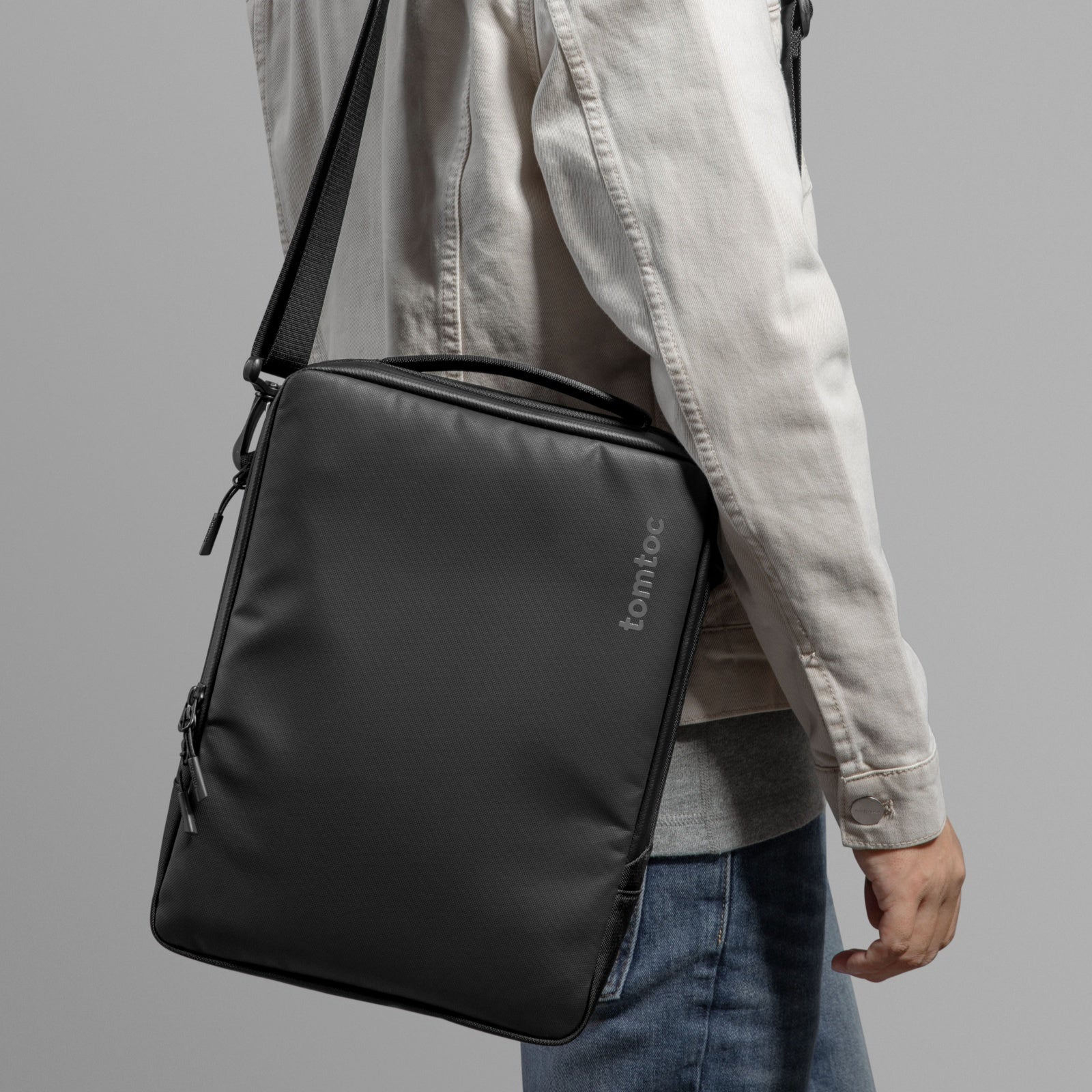 DefenderACE-A04 PC ショルダーバッグ｜16インチ MacBook Pro対応