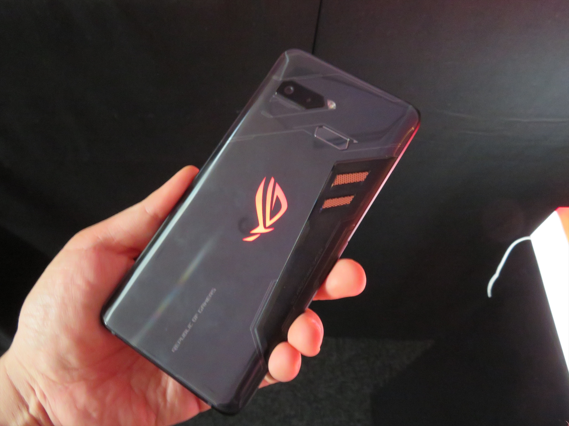 ASUS、ゲーミングスマホ「ROG Phone」を11月23日に発売 - ケータイ Watch