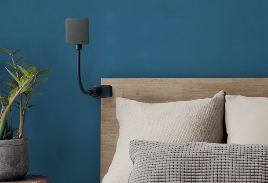 ベッド横で使える超小型プロジェクター「NX1」、プラススタイルから