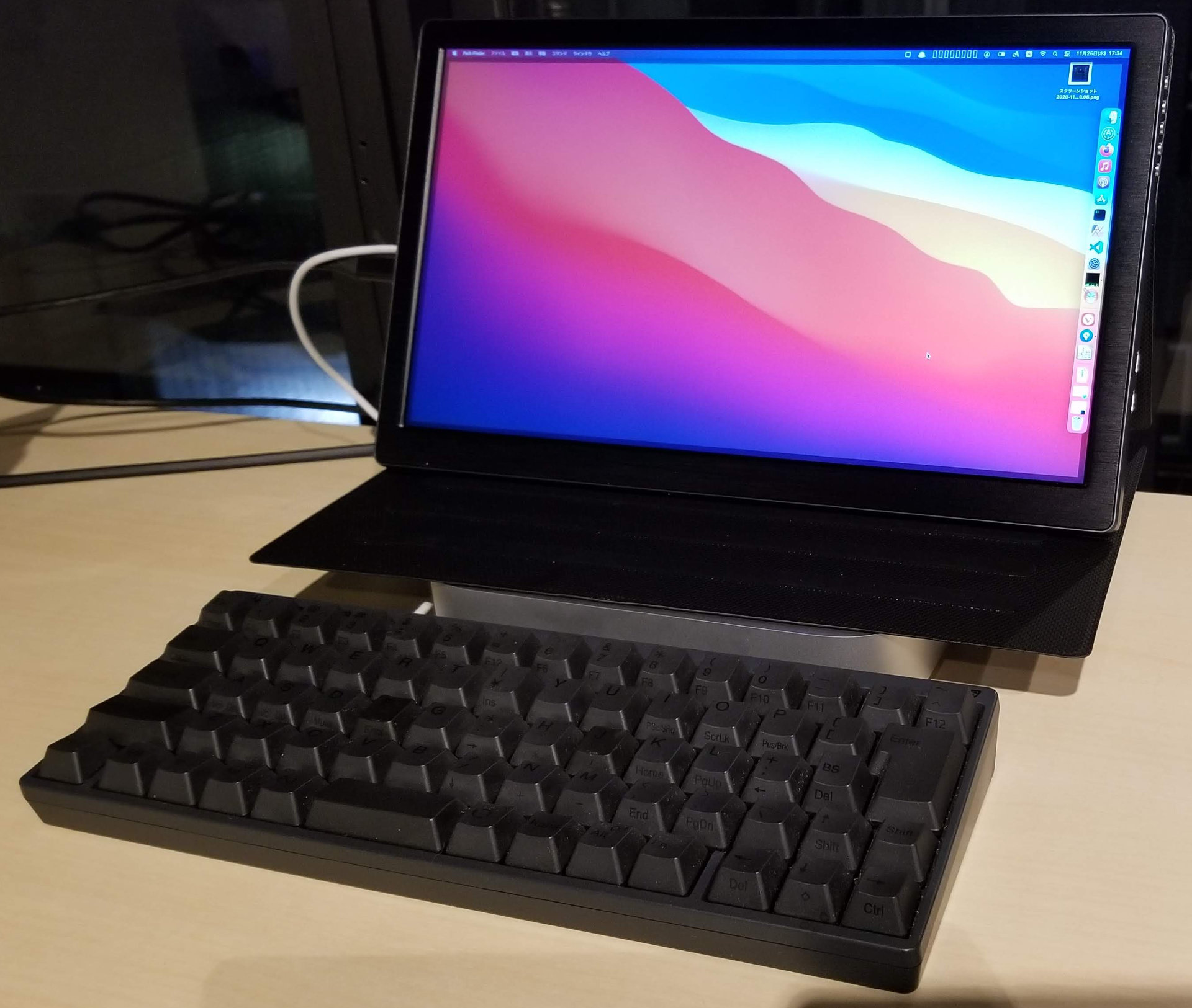 持ち歩けるデスクトップ環境、13.3インチ/USB-Cの2Kモバイルモニター