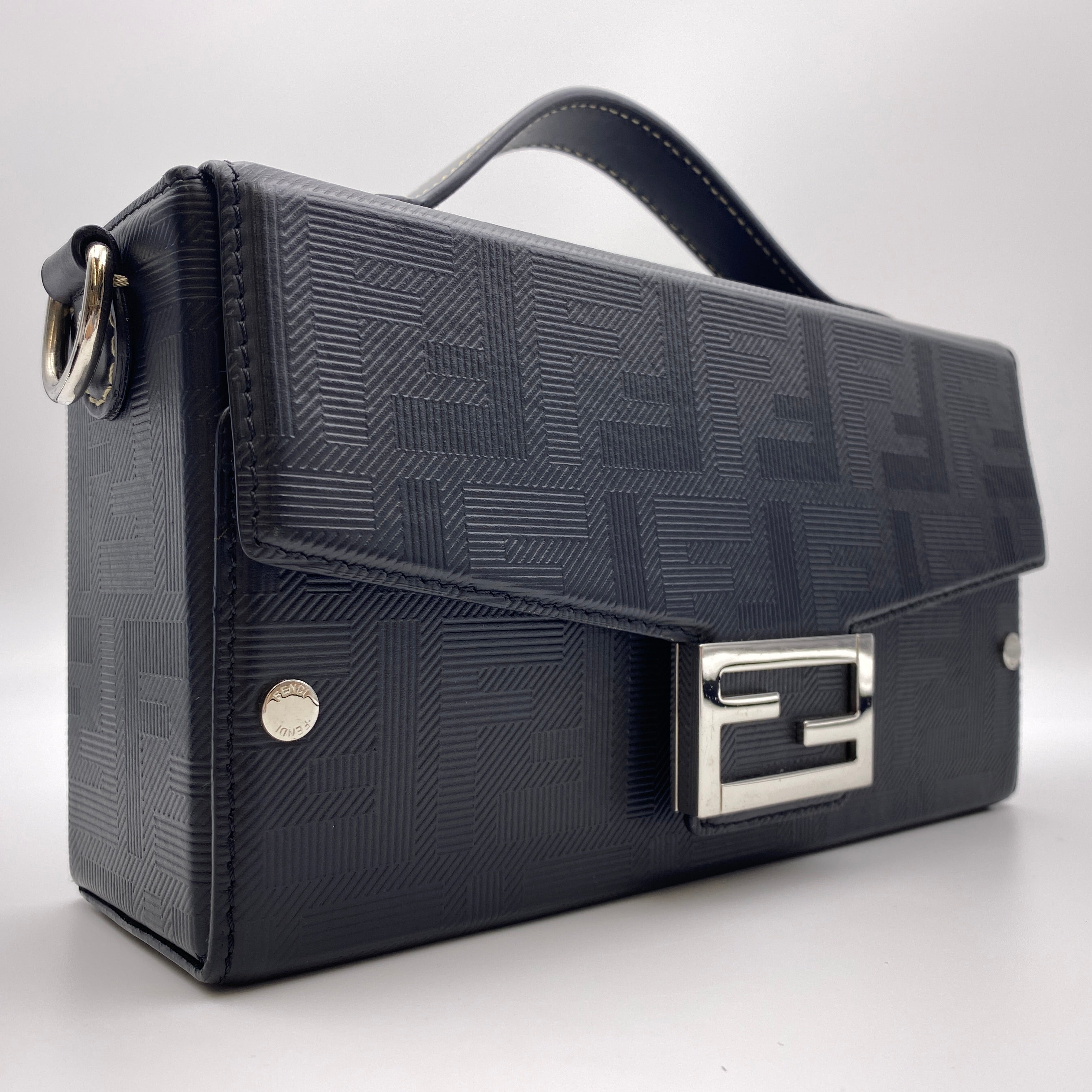 送料無料】FENDI （フェンディ）バゲット ソフトトランク ブラック