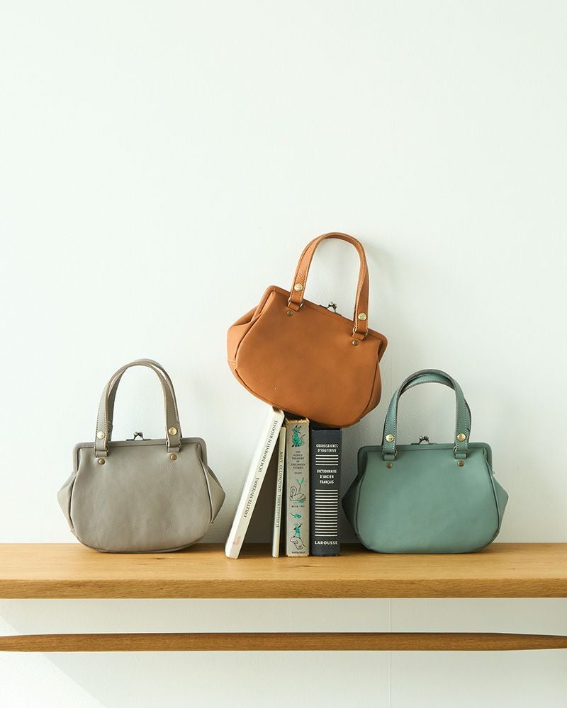 コロンとしたシンプルレトロな「itsu mono がま口ミニボストンバッグ