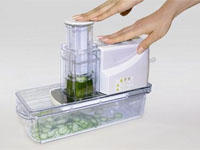 イワタニ、野菜の投入口を広げた電動スライサー