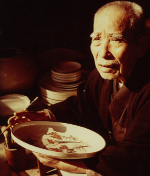 十二代柿右衛門八角形の青赤花柄鉢A415 歴代柿