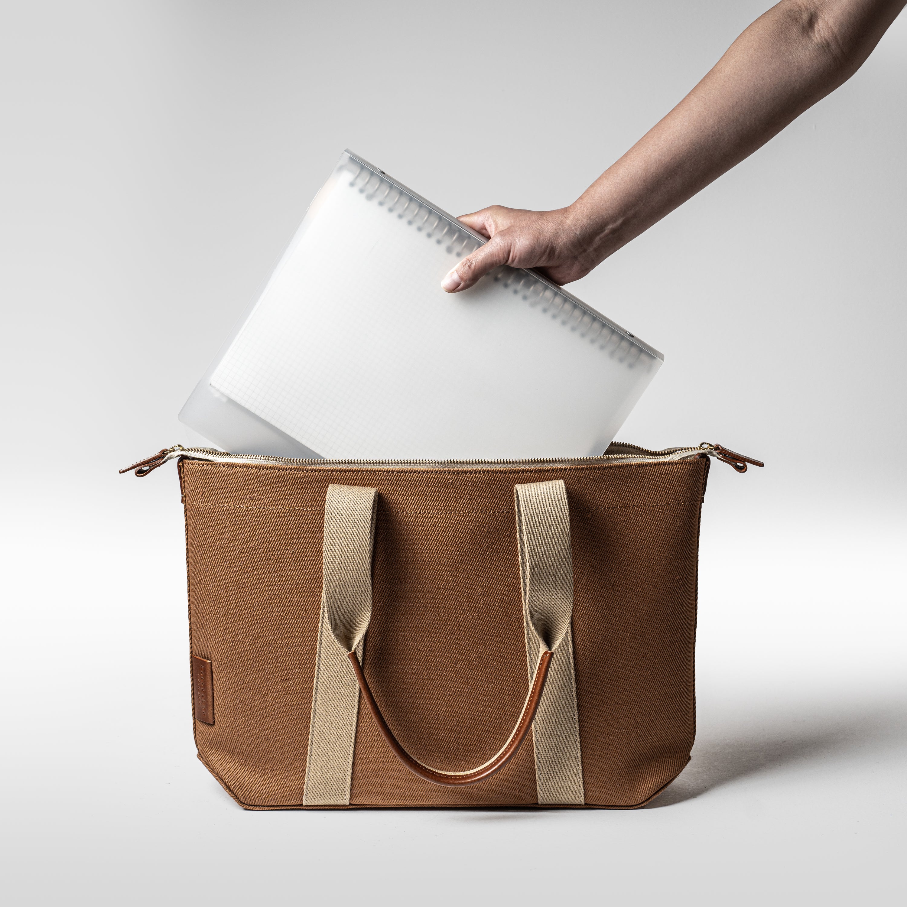 倉敷の綿麻帆布とヌメ革で仕立てた 丈夫で軽量なトートA4 ＜キャメル