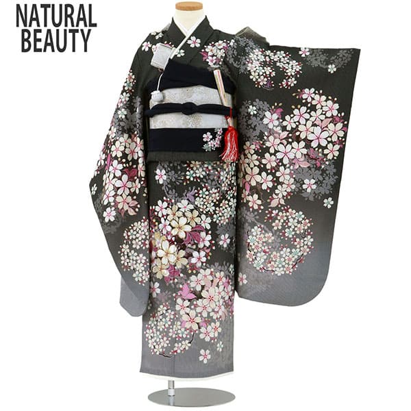 NATURAL BEAUTY》黒のストライプに桜の花の着物／七五三・七歳女の子