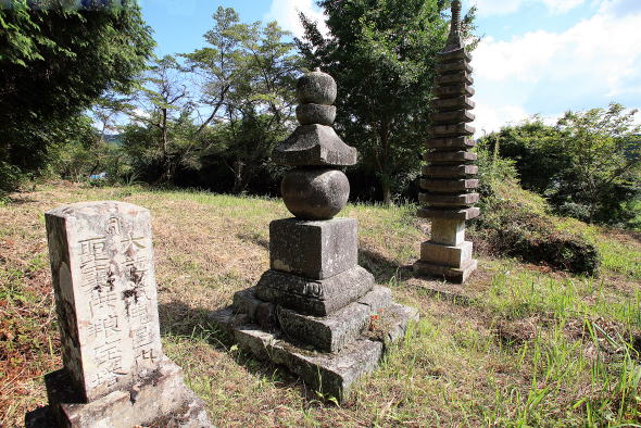 染田の石仏と無山山寺（むやまさんじ）の五輪塔