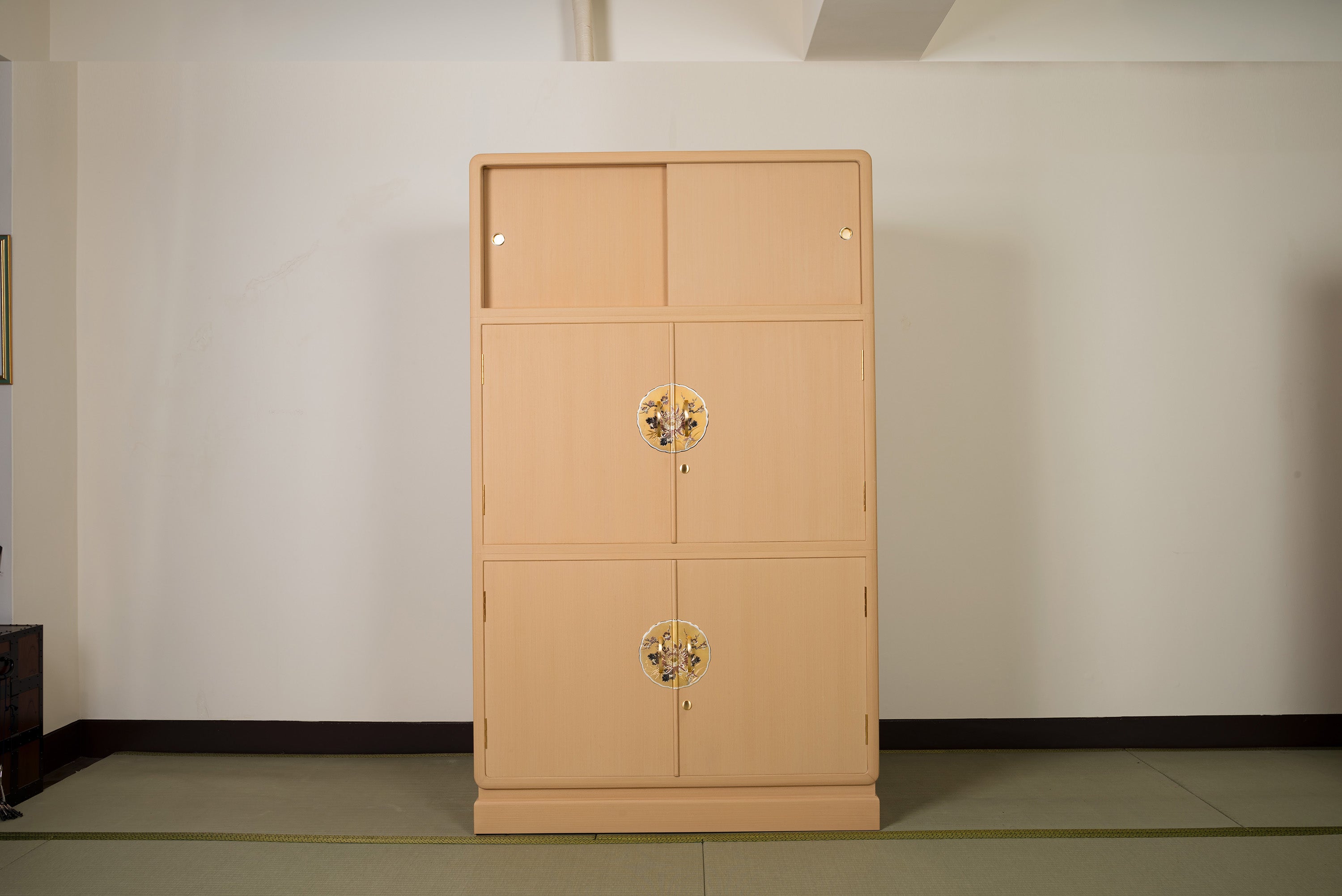 総桐衣裳たんす 上引戸付き上下開 伝統工芸士三本和好作 – 桐屋田中