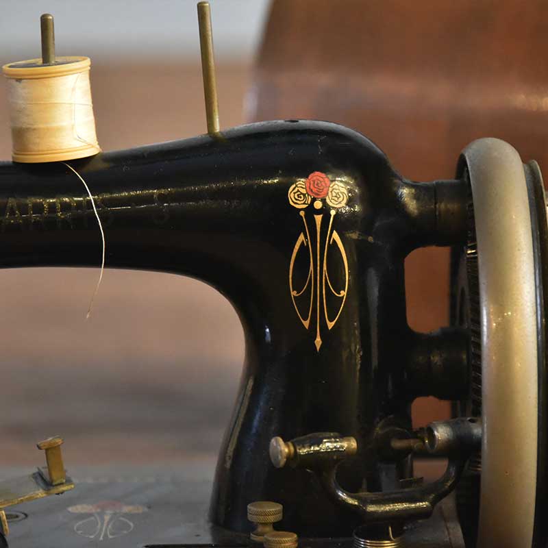 HARRIS 小ぶりな手回しミシン 鍵付き – 神戸アンティークウェアハウス