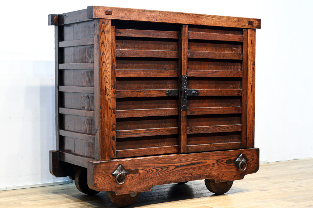 前面総欅‼ 時代の漆が見事な極上米沢車箪笥 BB2715 – 古福庵