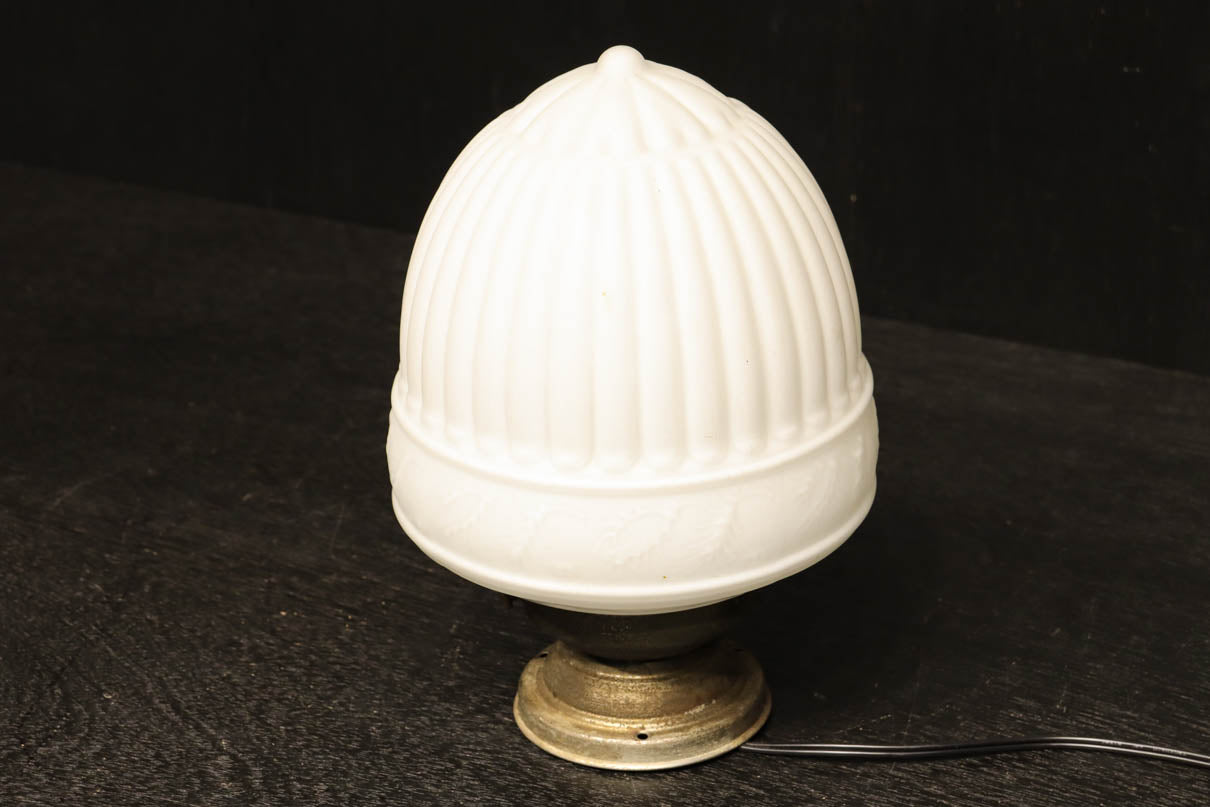 釣鐘型の乳白色プレスガラス笠の天井直付け灯 DC6815 – 古福庵