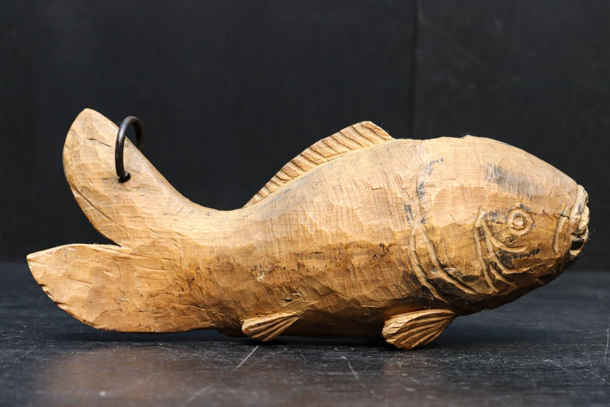 最小限の彫り込みで魚を模した自在鉤の横木 DC6052 – 古福庵