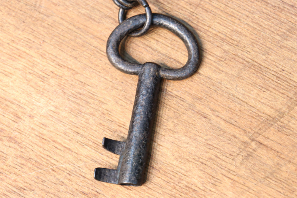 板札付きの小型鍵と大型な蔵戸の鍵セット DC7765 在庫1組 – 古福庵