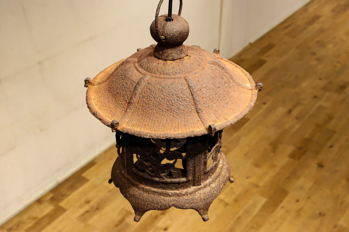 味わいある風合いに松竹梅の透かし絵で風情ある吊り灯籠 DC7980 – 古福