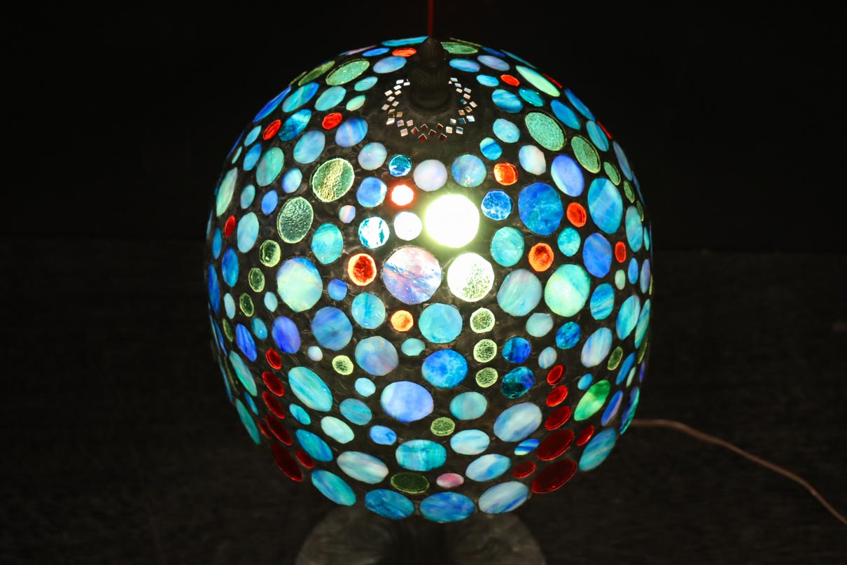色彩豊かな丸ガラスが浮かぶスタンドライト DC8730 – 古福庵