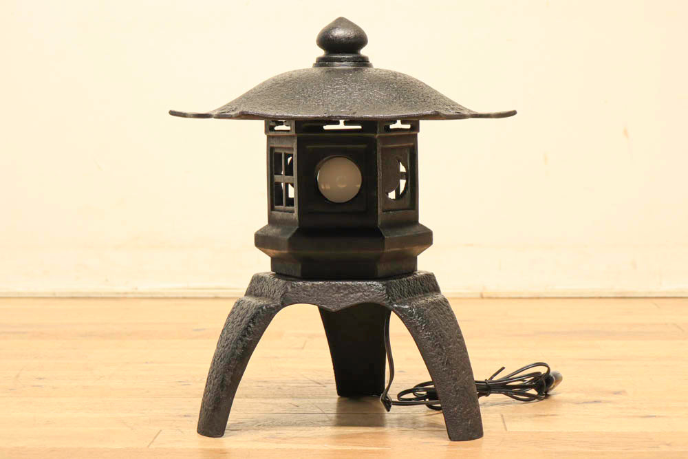 上品なデザインで風情のある鉄製の灯籠 DC3264 – 古福庵 [ KOFUKUAN