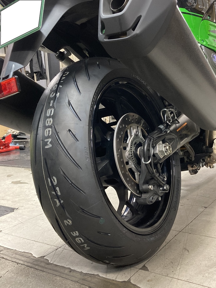 カワサキ ZX-14R ブリヂストン S22 前後タイヤ交換: バイク用品店