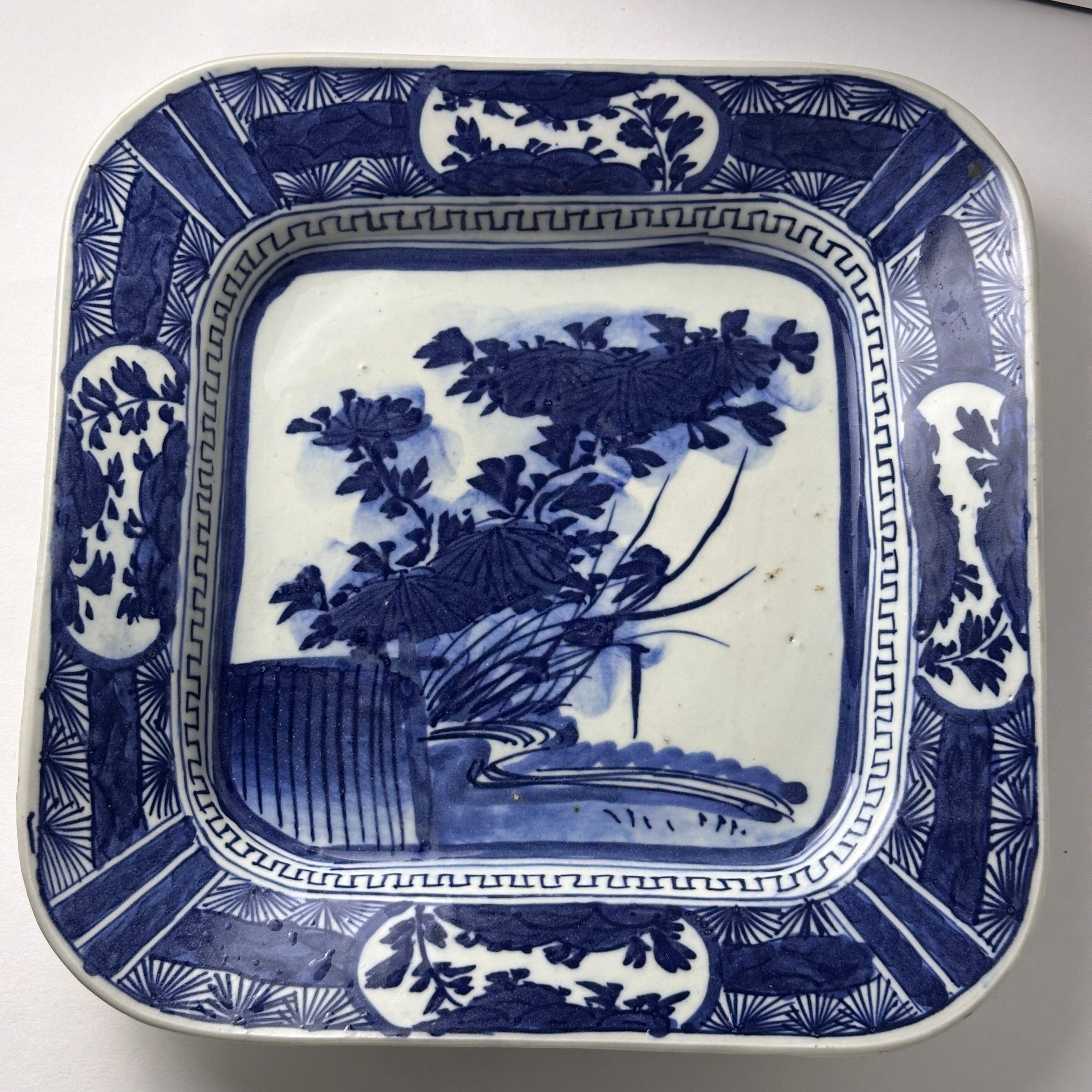 深みのある藍、明治時代のベロ藍角皿 – Kotto Shop