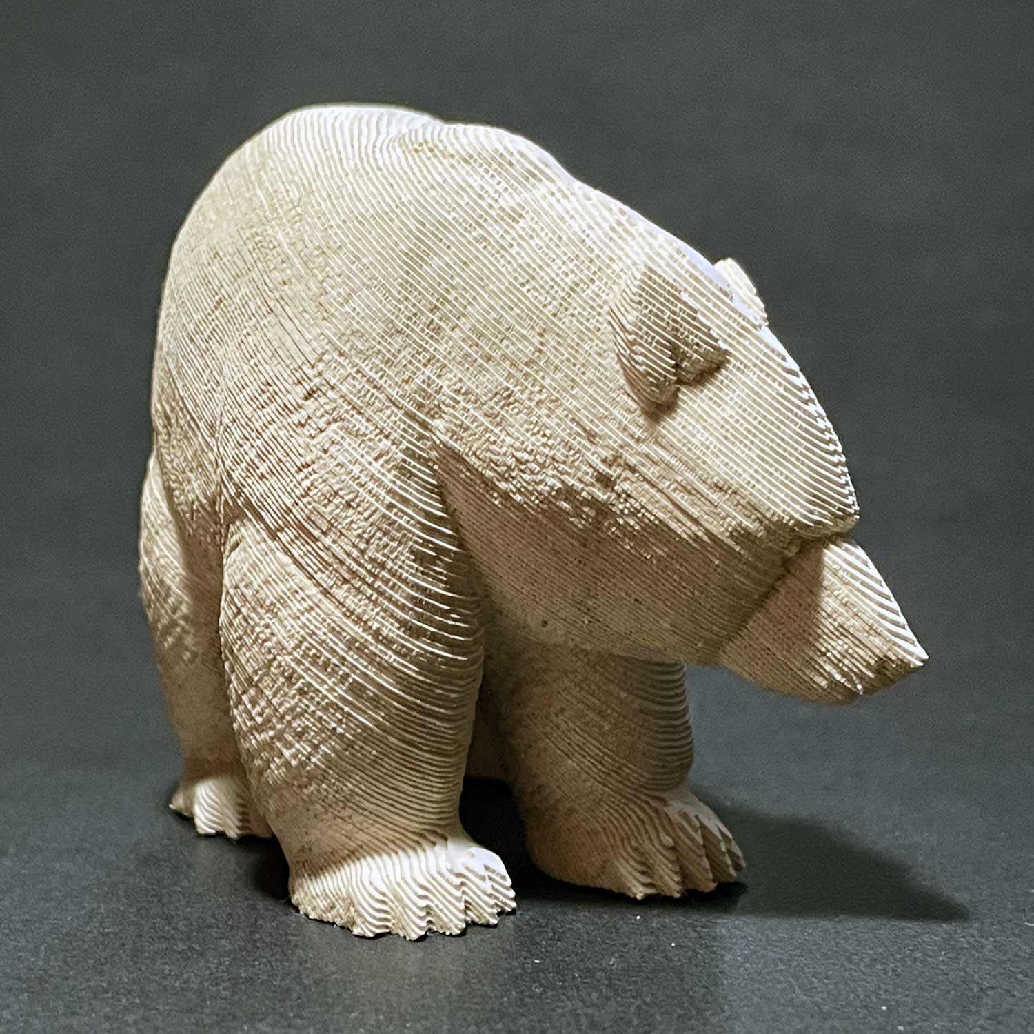 引間二郎「這い熊2001」 – 八雲木彫り熊【熊つみ】