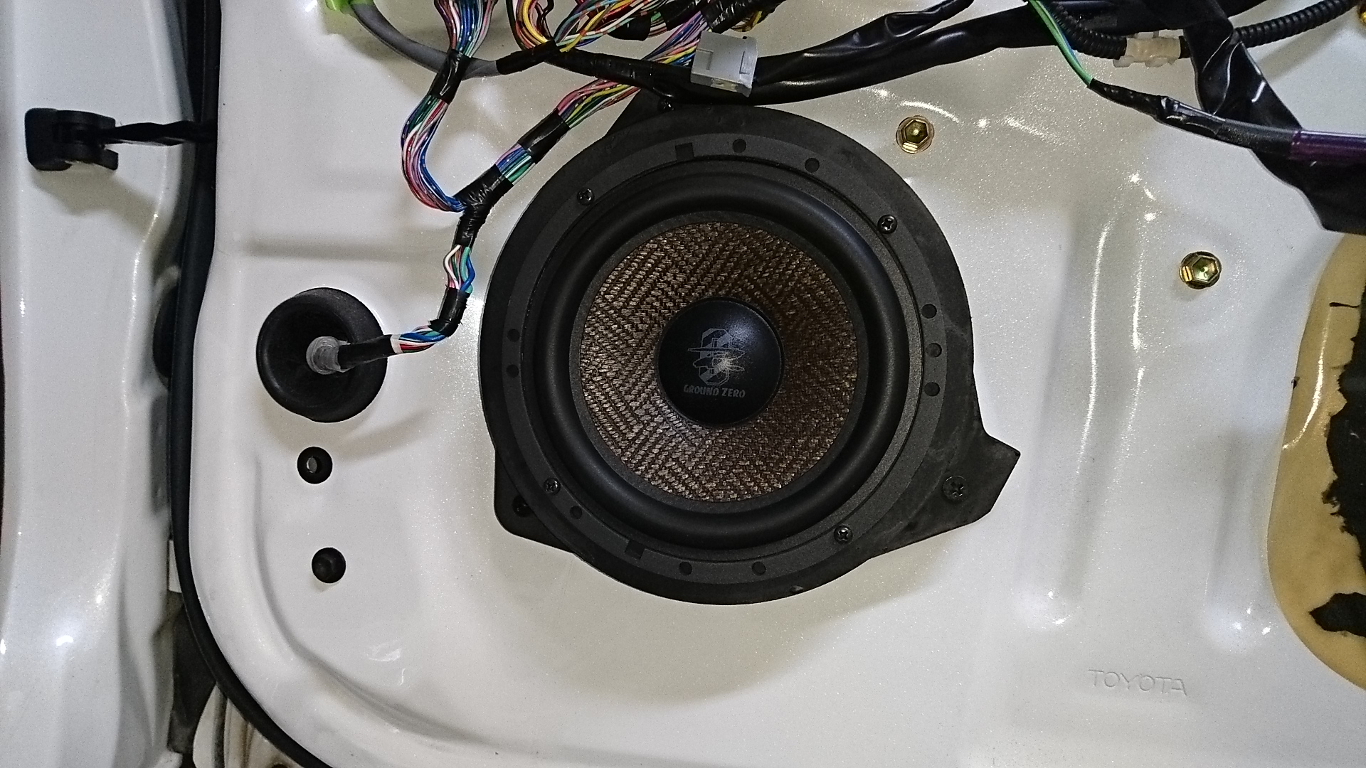 セルシオ】スピーカー、アンプ内蔵プロセッサー取付 | くるまや工房