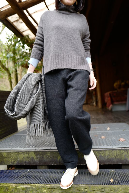 evam eva」の定番“プレスウールパンツ”で暖かく過ごす冬 | 暮らしと