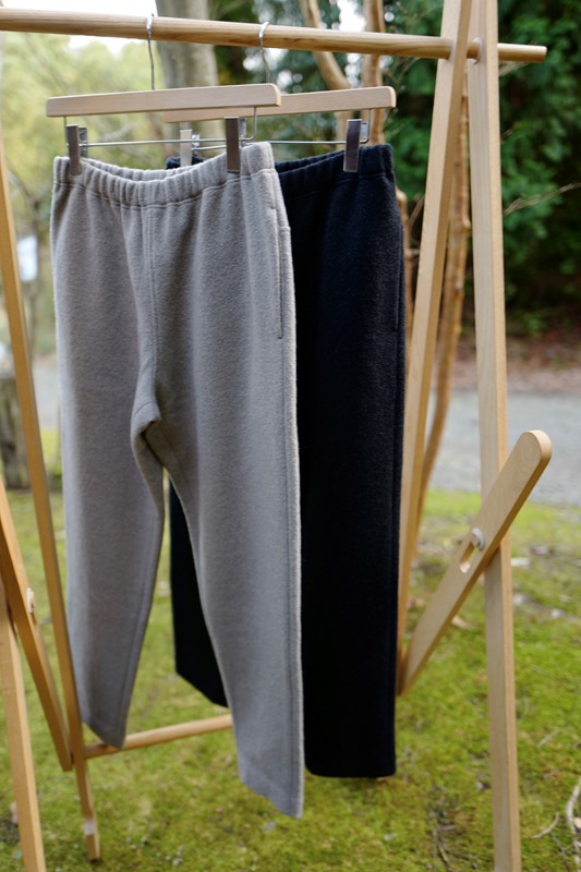 evam eva」の定番“プレスウールパンツ”で暖かく過ごす冬 | 暮らしと