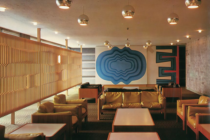 かっちりした箱型の外見とソフトな座り心地を併せ持つ【天童木工】Haco