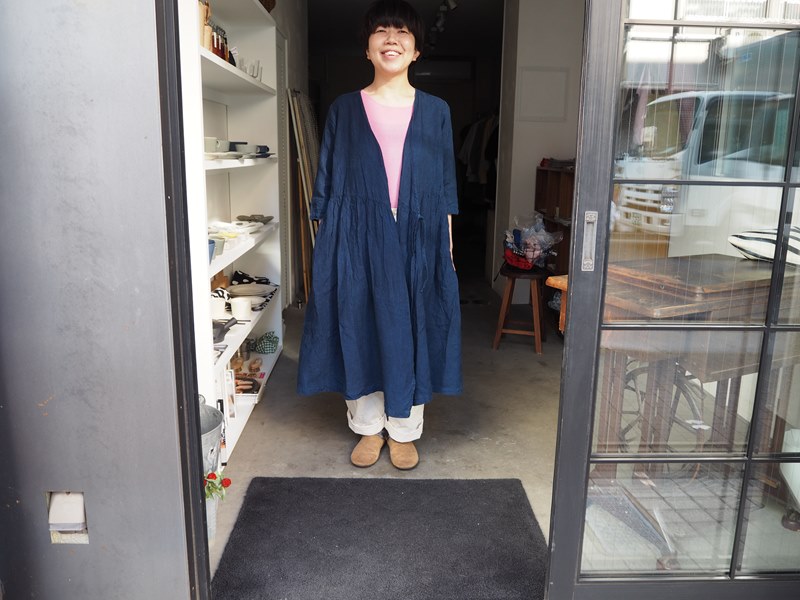 倉敷の染色工場「高城染工」のカシュクールリネンワンピース | 暮らし