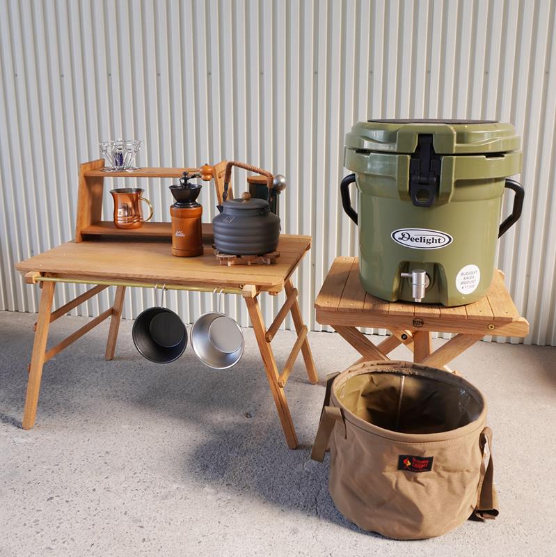 脚を開くだけでテーブルに！「0229」の‟addition table”と‟assistant