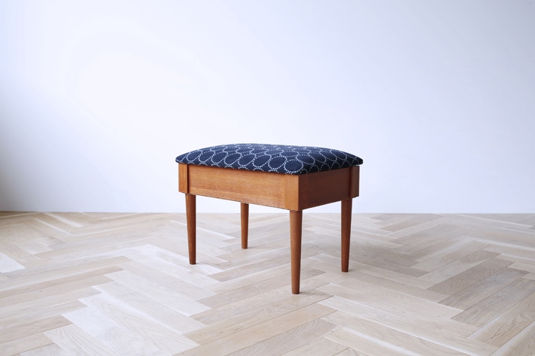ミナ ペルホネン」のファブリックに張り替えたヴィンテージスツール