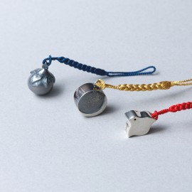 銀の変わり鈴 根付 | かざりや 鐐 | 京ものさんぽ