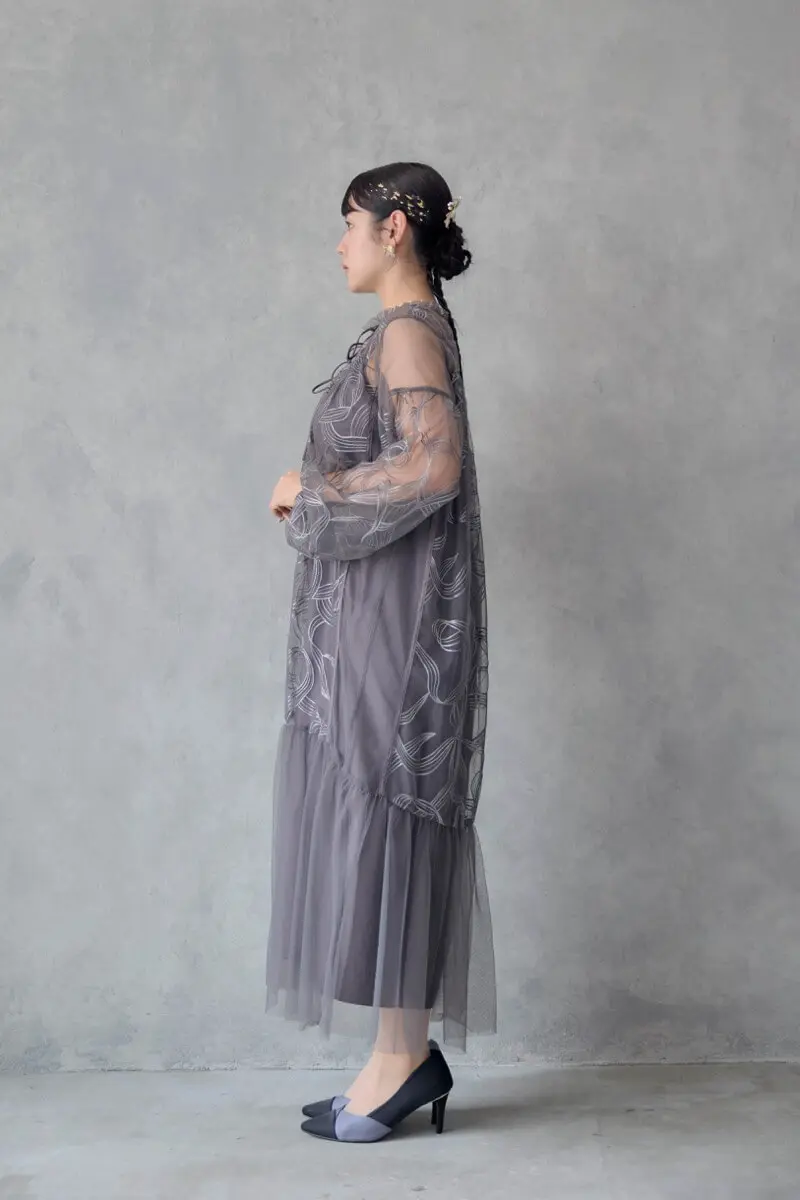 チャコールのリボンエンブロイダリーレイヤードドレス | Dorry doll