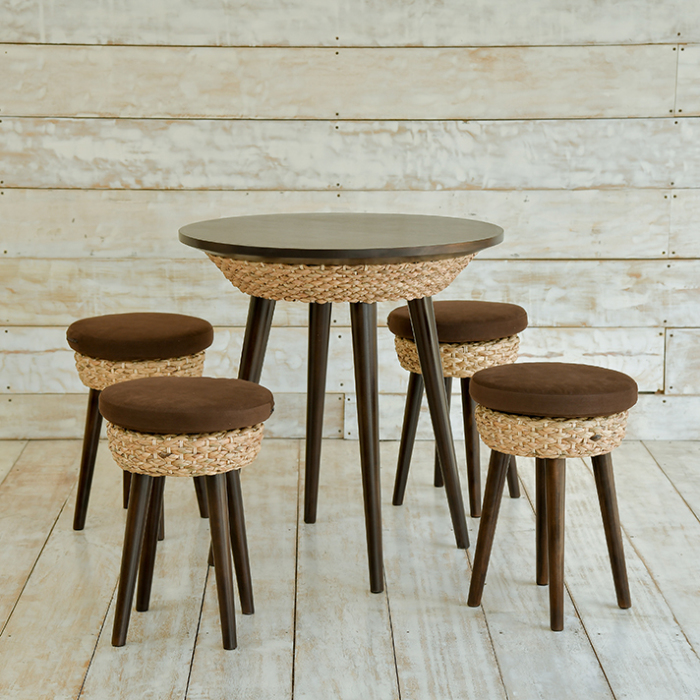 スタイリッシュなラウンドカフェテーブル。ティータイムが楽しくなり