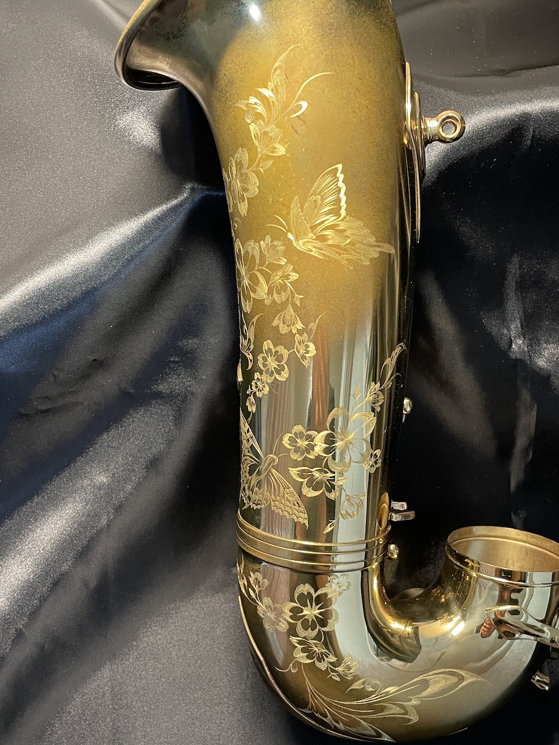 アルトサックスに彫刻。満開の桜の中を蝶が舞う。 | LOVE & HAPPINESS