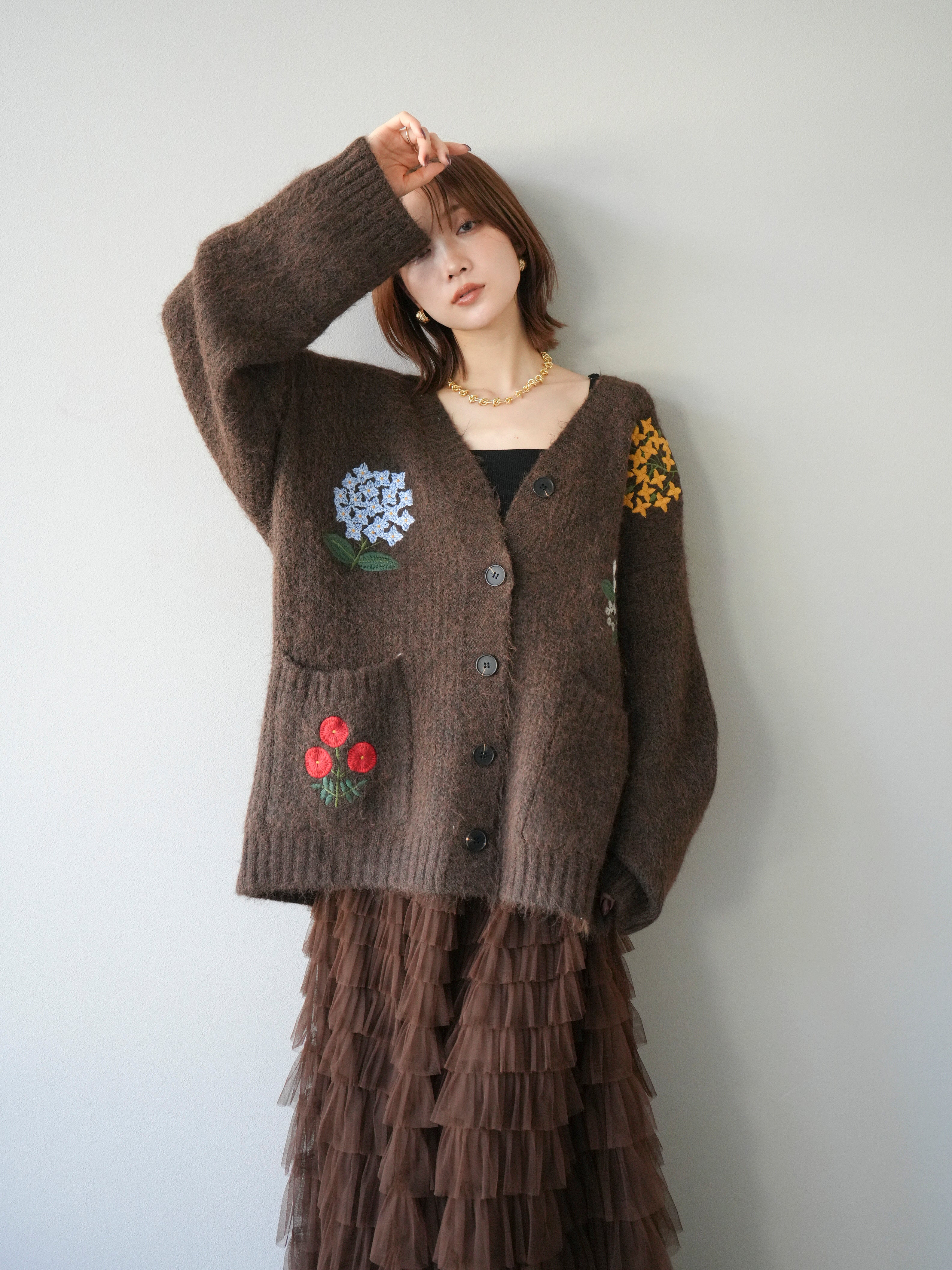 予約]フラワー刺繍Vネックオーバーニットカーディガン/ブラウン – Lumier