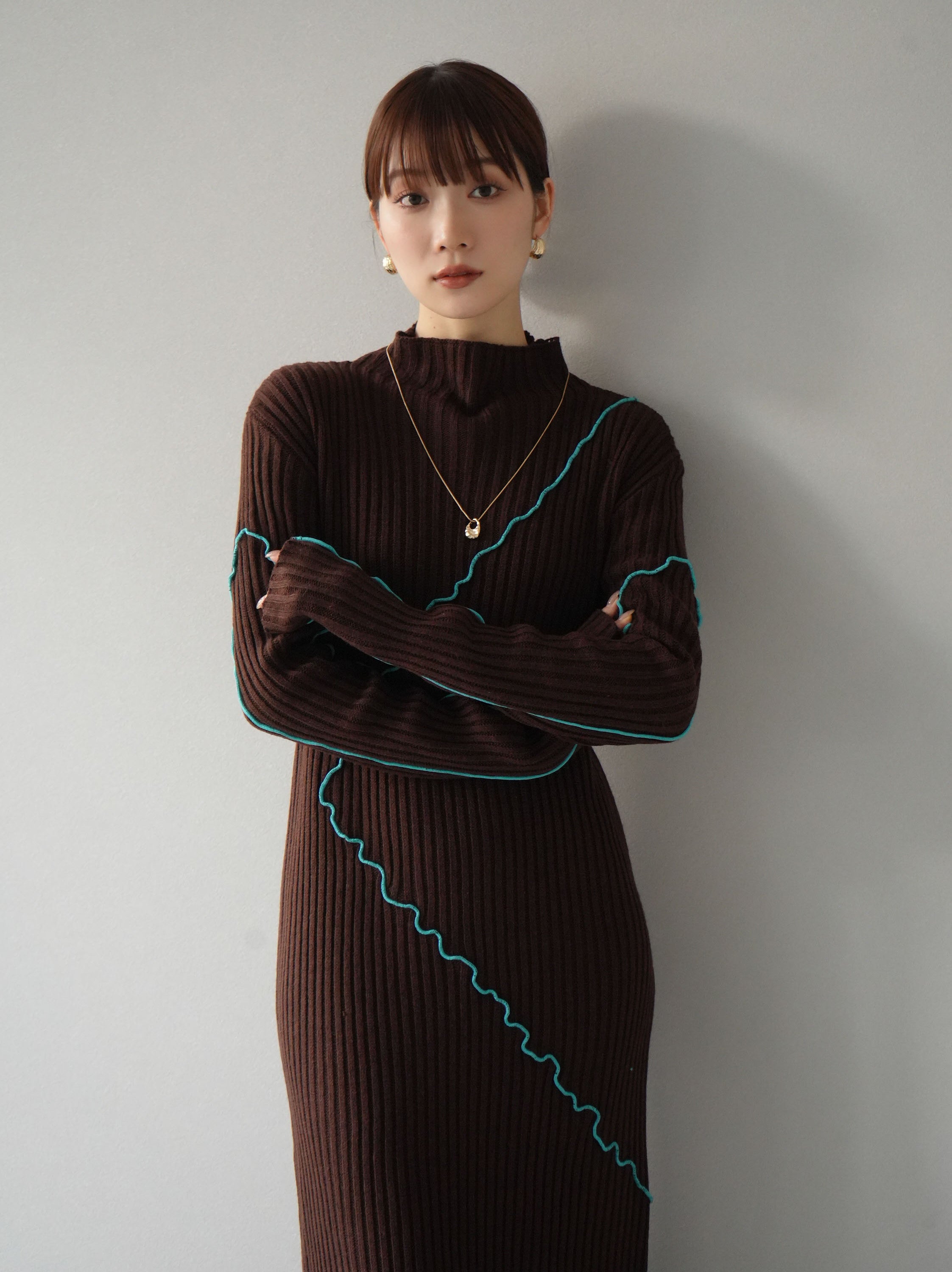 予約]配色メローニットワンピース/ブラウン – Lumier