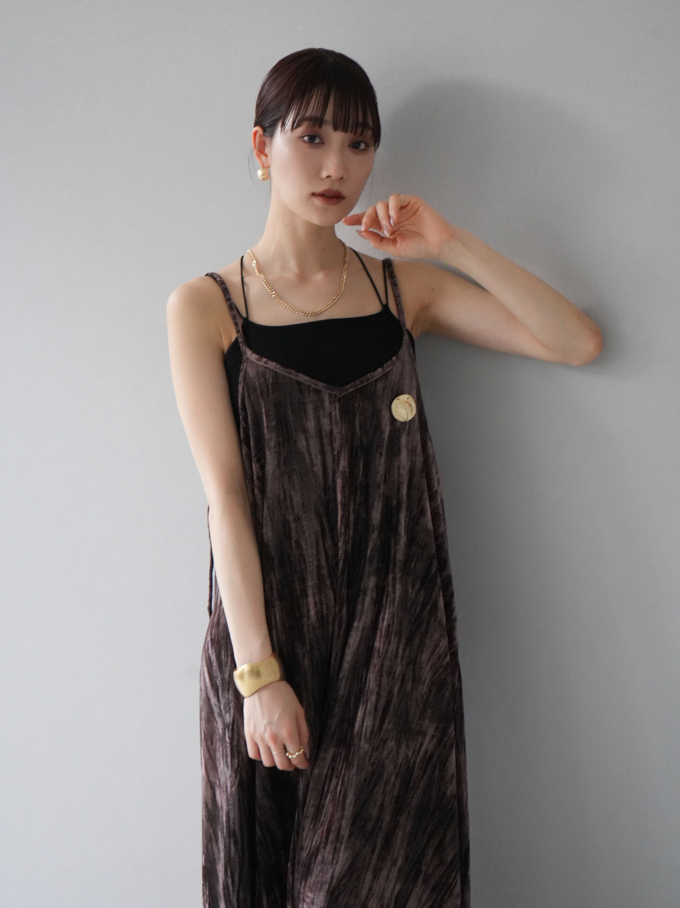 予約]ブローチ付きベロアキャミワンピース/ブラウン – Lumier