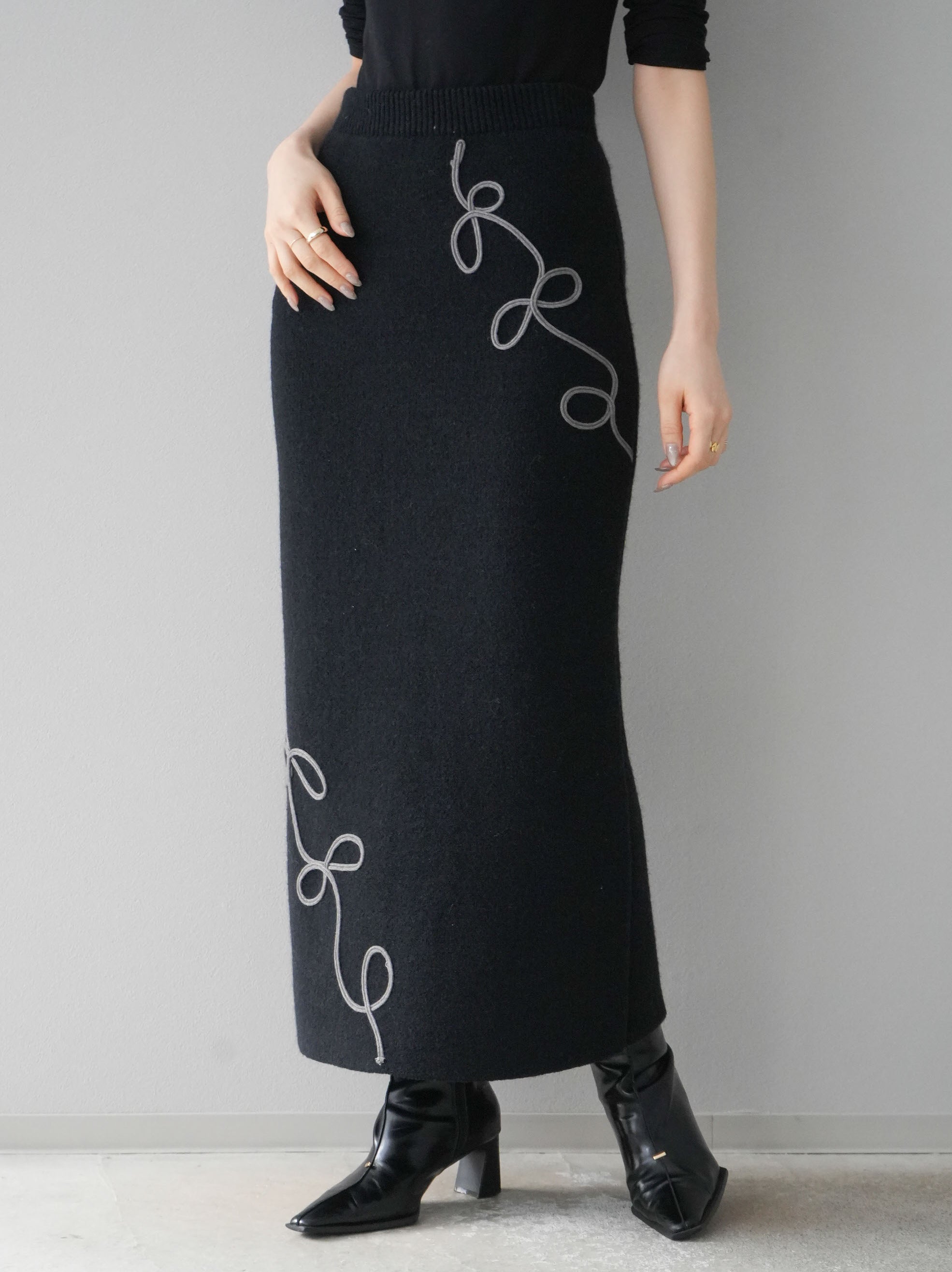 予約]コード刺繍Iラインニットスカート/ブラック – Lumier