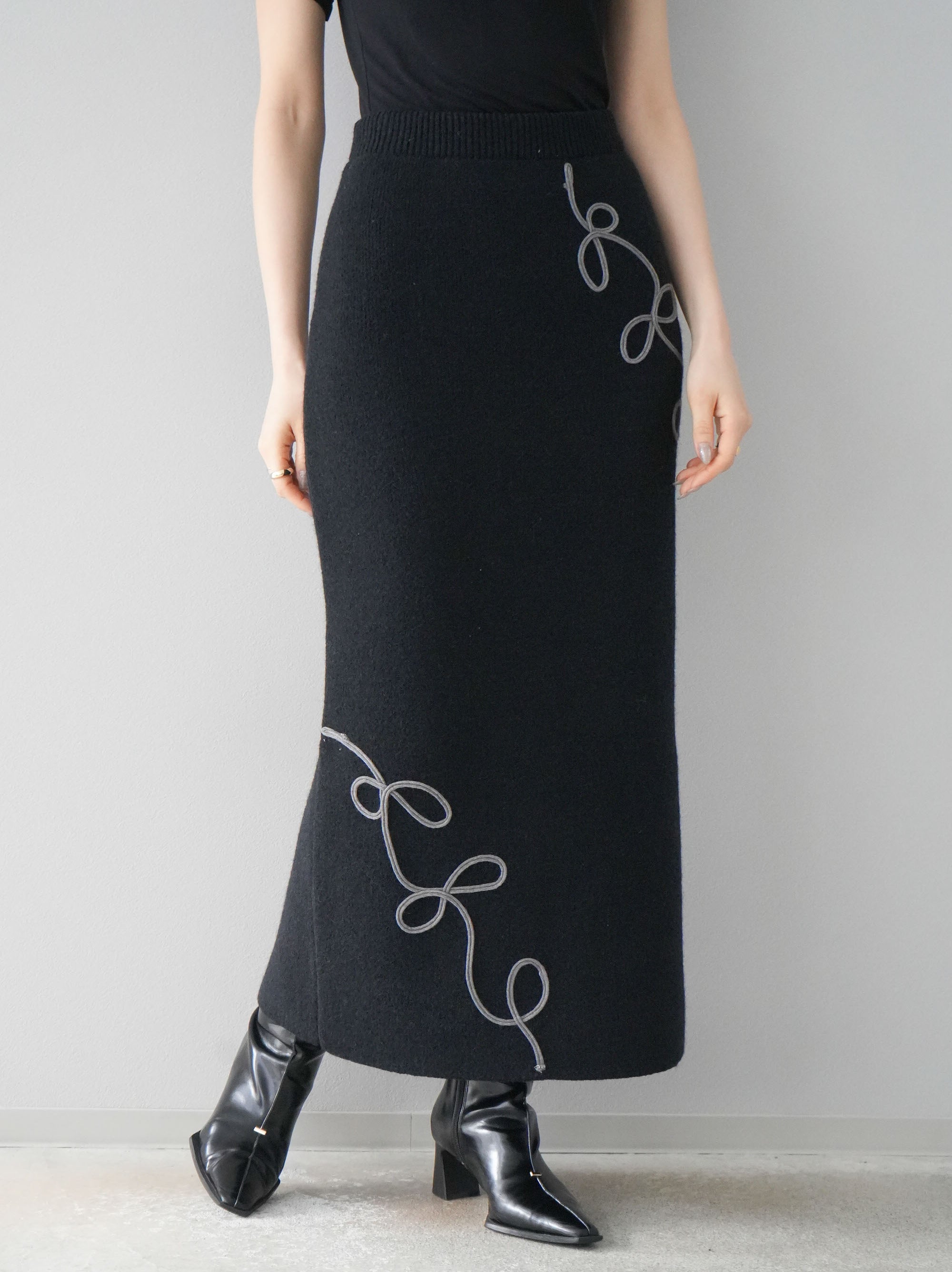 予約]コード刺繍Iラインニットスカート/ブラック – Lumier