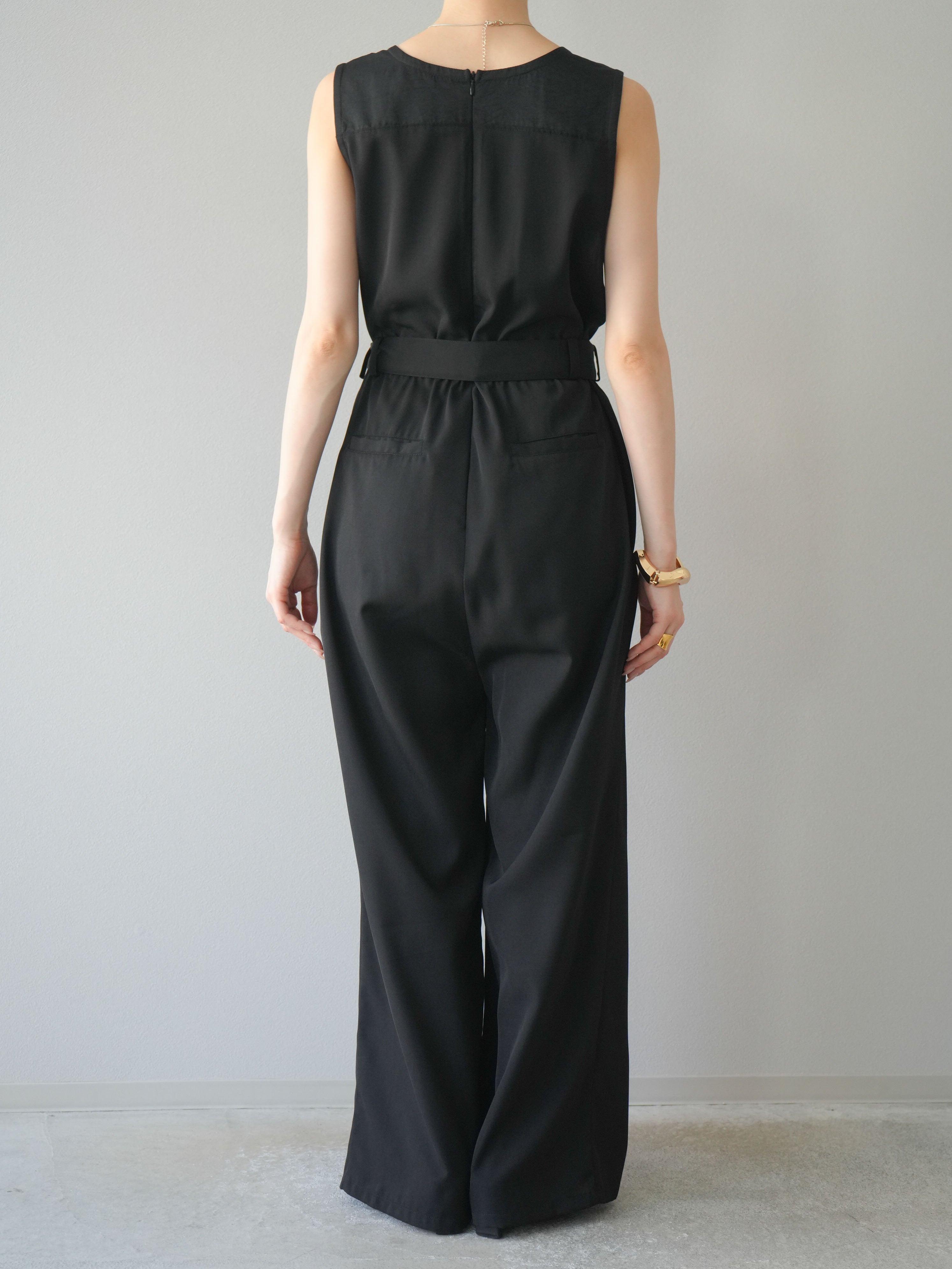 予約]フリルデザインジャンプスーツ/ブラック – Lumier